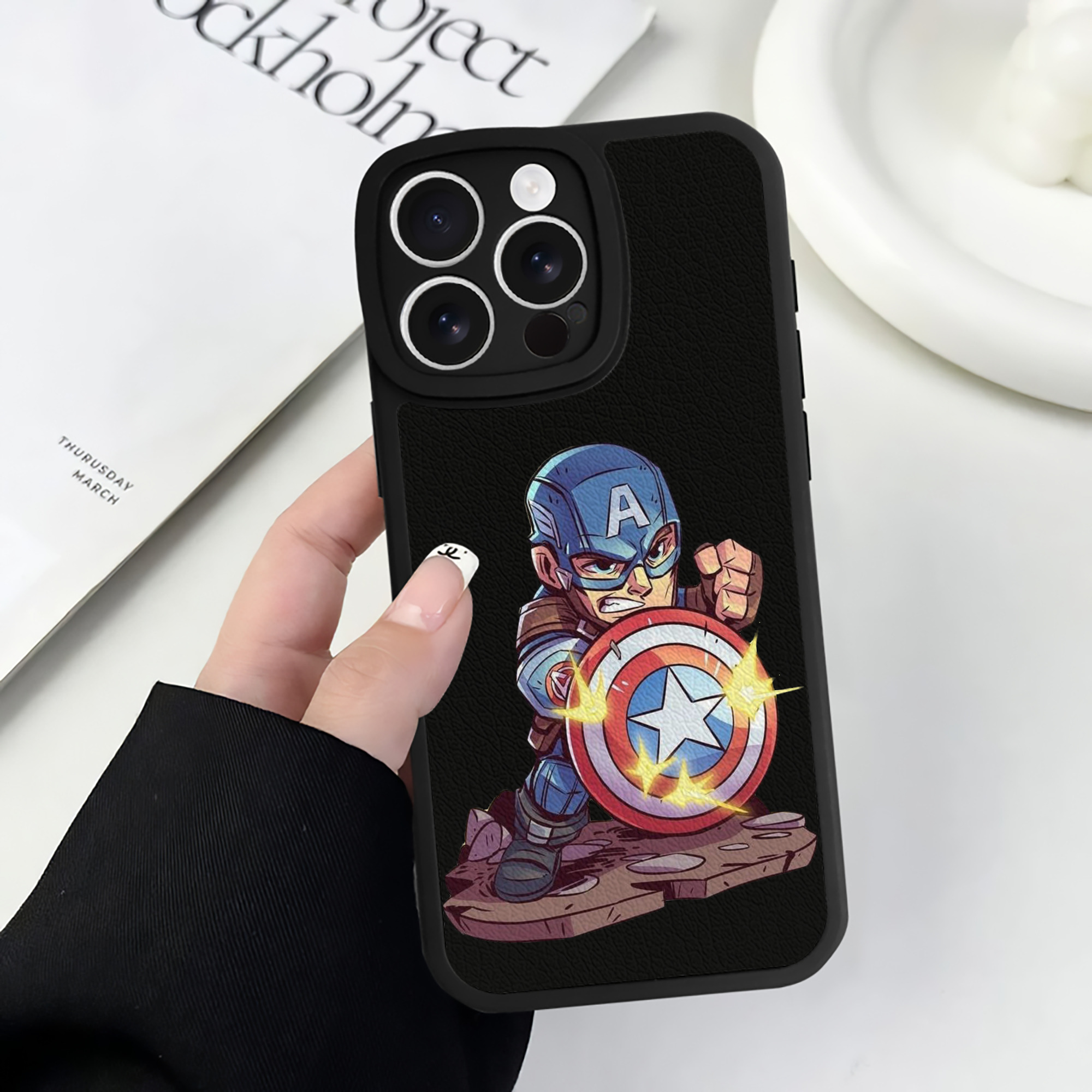 （画像用） アベンジャーズ The Avengers 【iPhone 16シリーズ対応】シリコンスマホケース（レザー調） 材質：シリコン